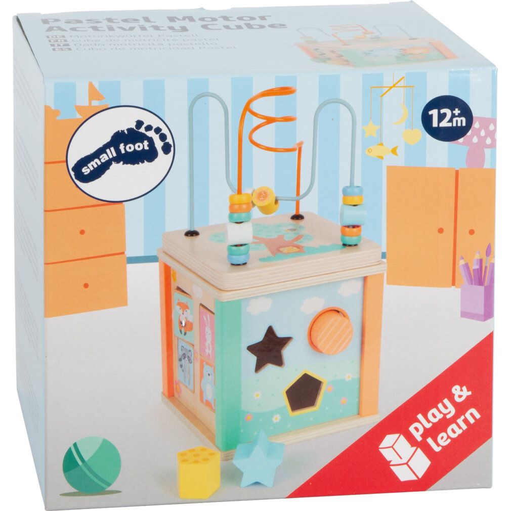 Verpackung des Motorikwürfels Pastell. Aufdruck: small foot, 12m, Play & Learn. Würfel mit Perlenbahn, Zahnrädern und Formensortierung.