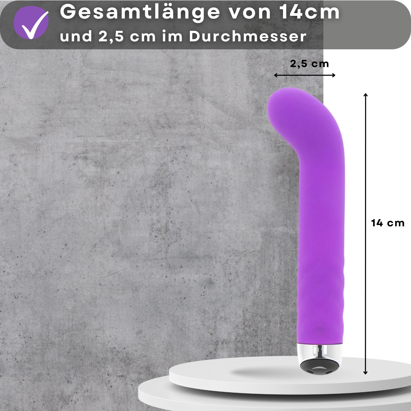 Lila Vibrator. Text: 14cm lang, 2,5cm Durchmesser. Auf Podest. Maße angezeigt.