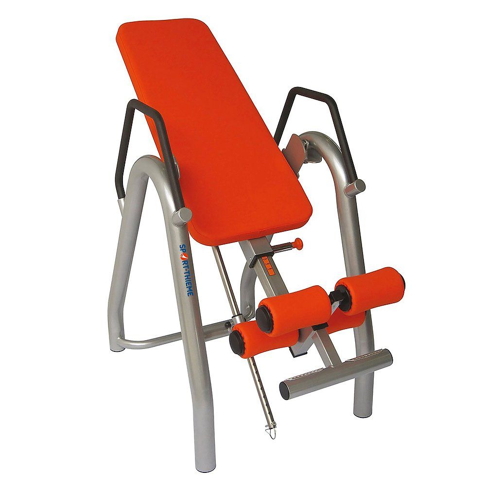 Inversionstrainer mit orangefarbener Liegefläche und Beinauflage. Metallrahmen, schwarze Griffe.