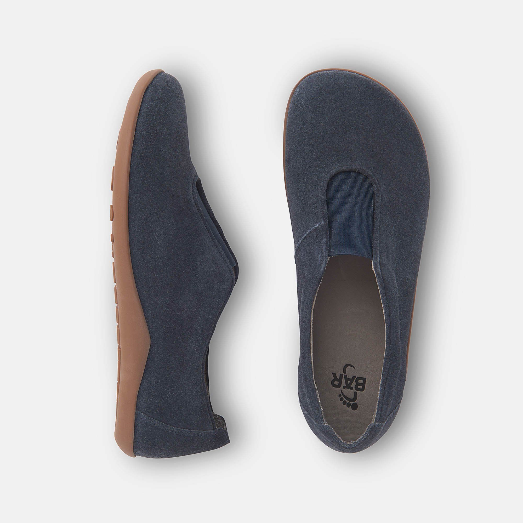 Blaue Slipper mit brauner Sohle. Draufsicht auf die Schuhe. Auf einem Schuh ist das Logo zu sehen.