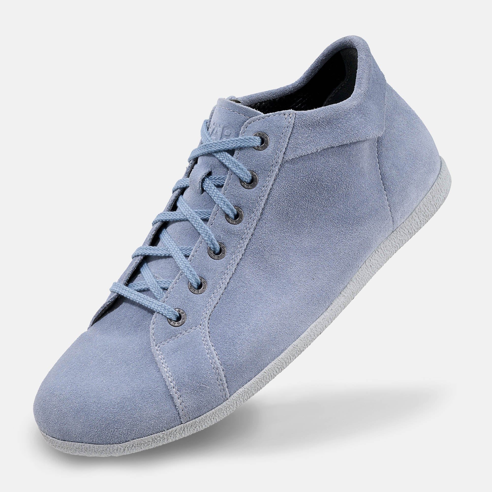 Hellblaue Stiefelette aus Wildleder mit Schnürsenkeln. Flache Sohle. Schuh von der Seite.