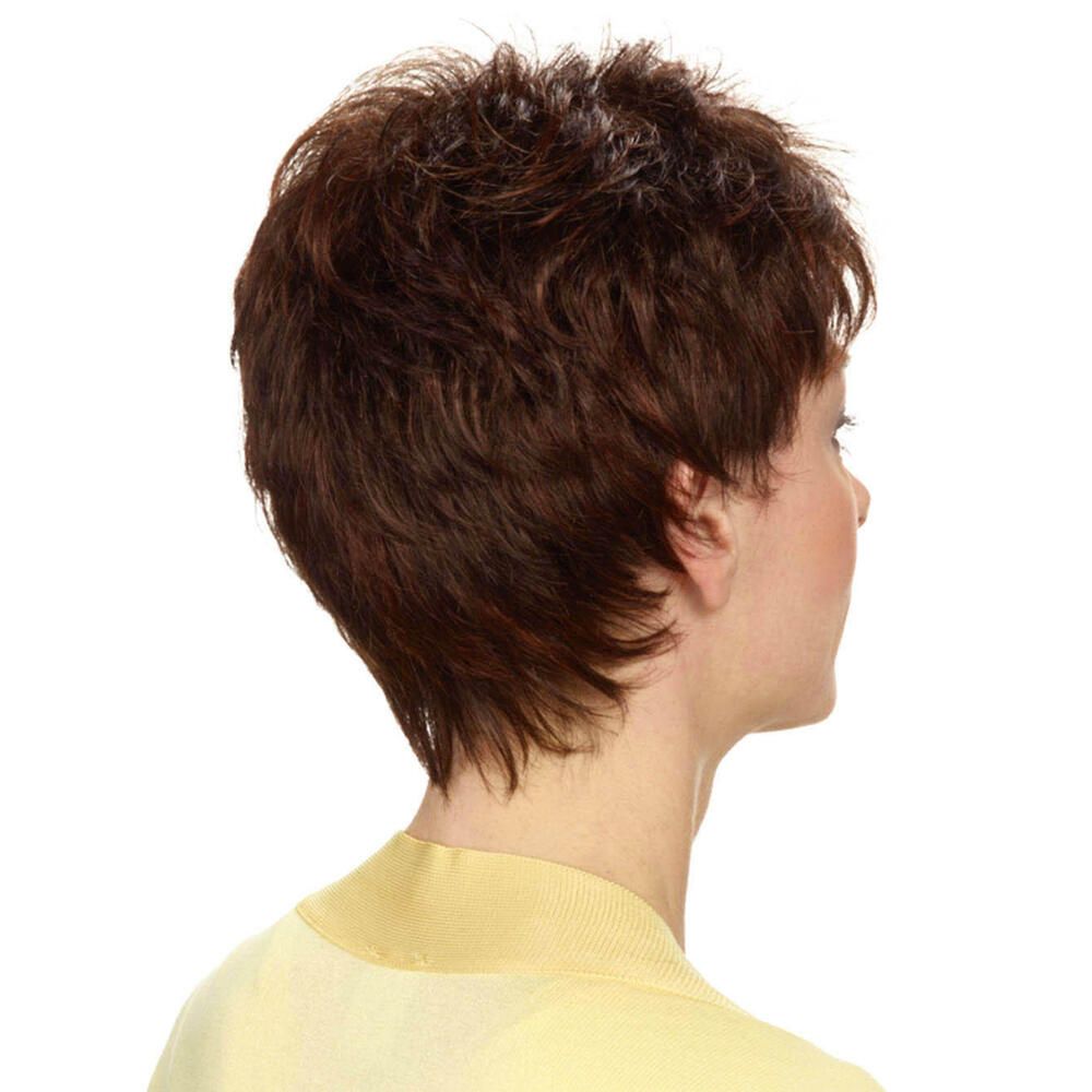 Kurzhaarperücke in Braun, Rückansicht einer Frau. Gelbes Oberteil. Helles Hautbild.