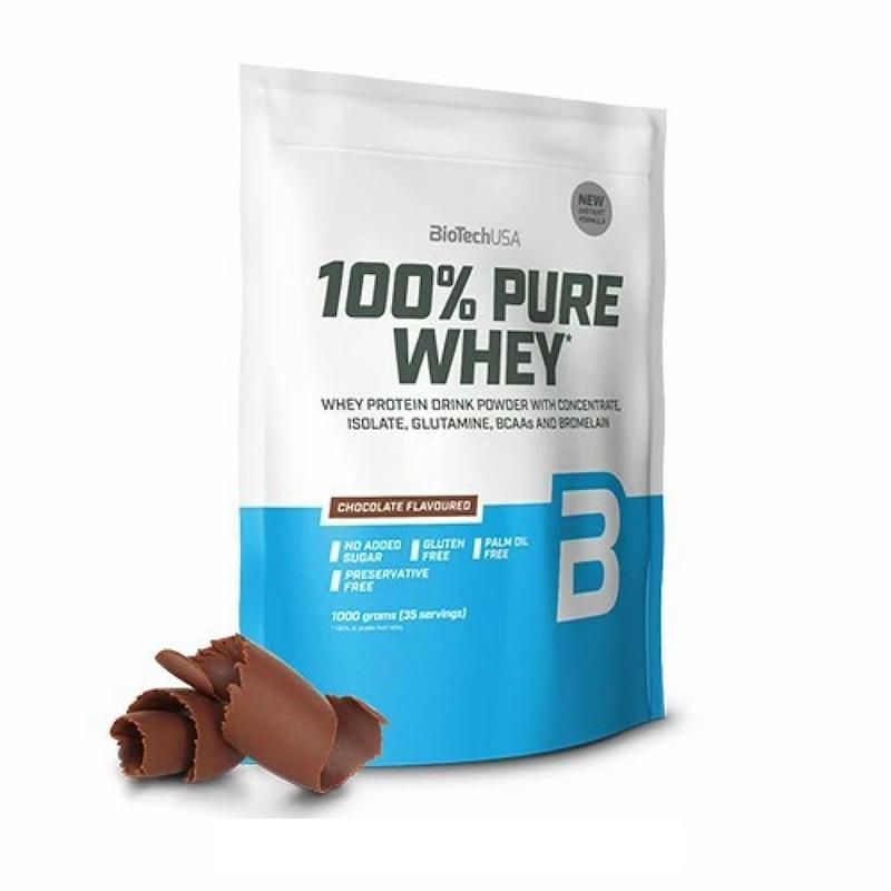 Beutel mit Proteinpulver. Aufschrift: 100% Pure Whey. Geschmack: Schokolade. Enthält keine Zucker, Gluten und Palmöl.