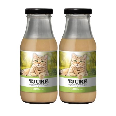 Zwei Glasflaschen mit schwarzem Deckel. Etikett mit Katze, Text: TJURE, Lamm. Flüssigkeit in der Flasche.