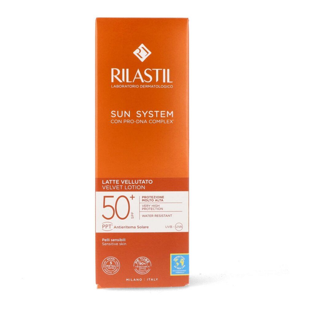 Orangefarbene Schachtel. RILASTIL Sun System, Latte Vellutato, SPF 50+. Für empfindliche Haut.