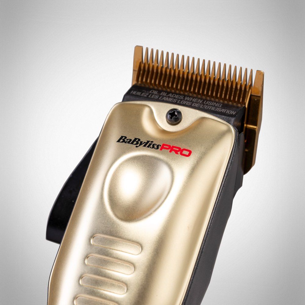 Nahaufnahme der Schneideklinge und des Gehäuses. Marke: BaBylissPRO. Text: "OIL BLADES WHEN USING".