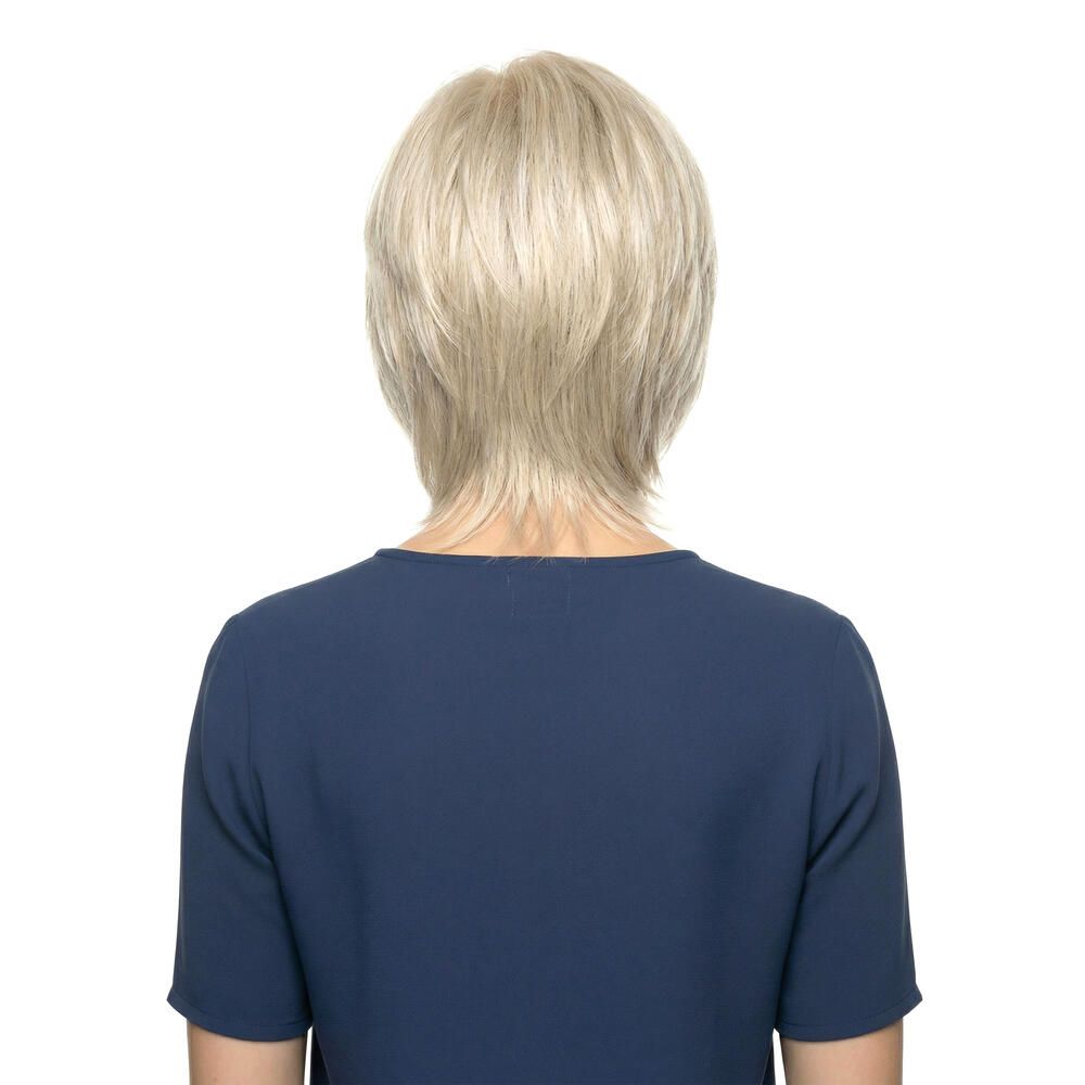 Kurzhaarperücke, hellblond, Rückansicht. Die Perücke bedeckt den gesamten Hinterkopf.