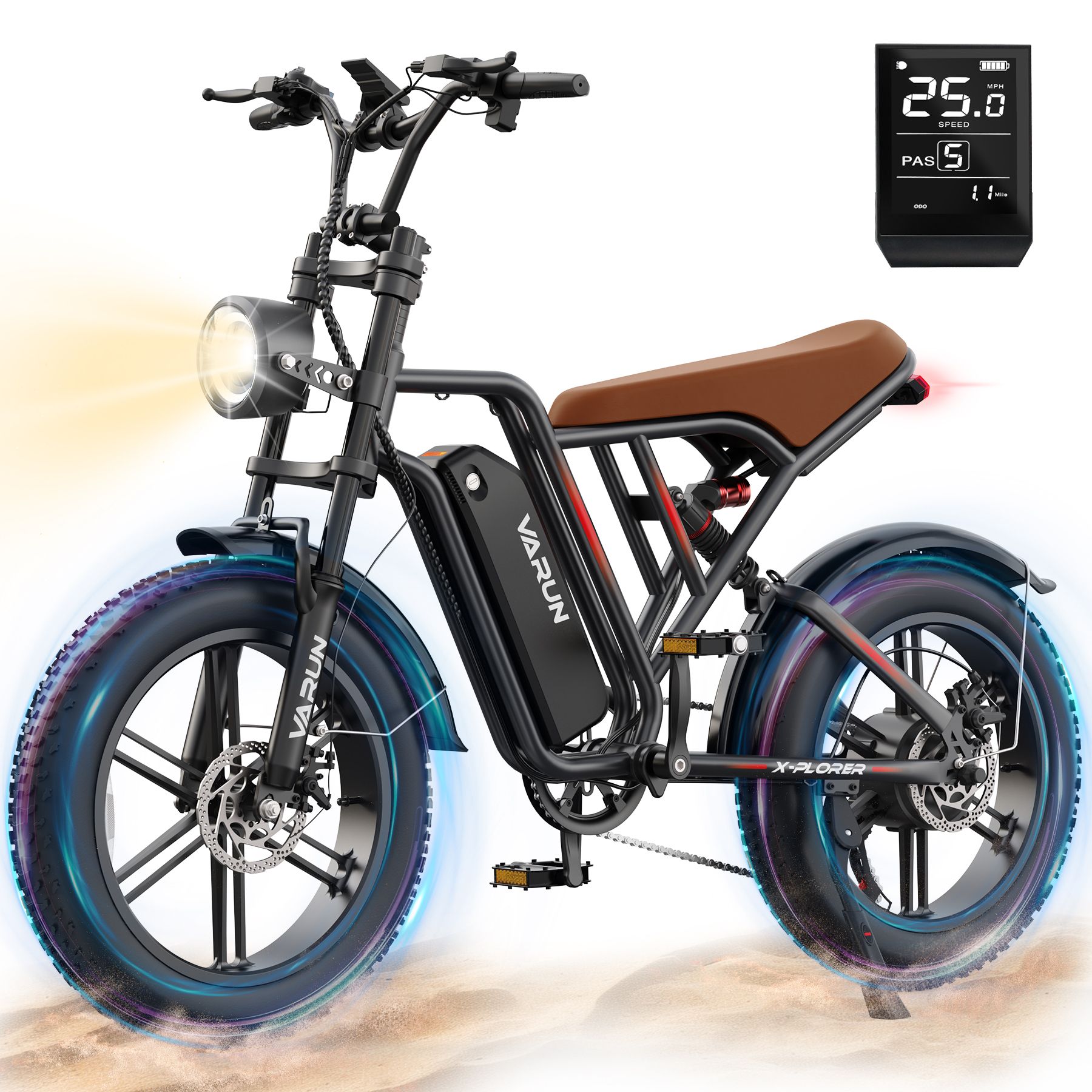 Schwarzes VARUN X-Plorer E-Bike im Moped-Stil mit braunem Sitz, Scheinwerfer und Digitalanzeige. Fette Reifen.