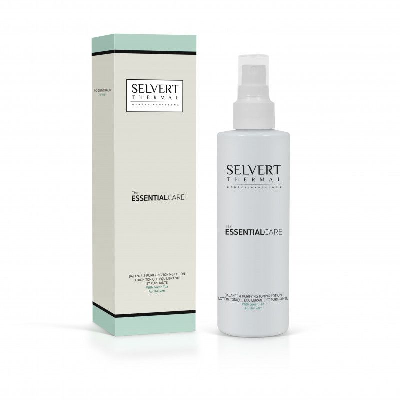 Eine Flasche und eine Schachtel von Selvert Thermal. Aufschrift: Balance & Reinigende Tonic Lotion mit grünem Tee. Weißes Fläschchen mit Sprühkopf.