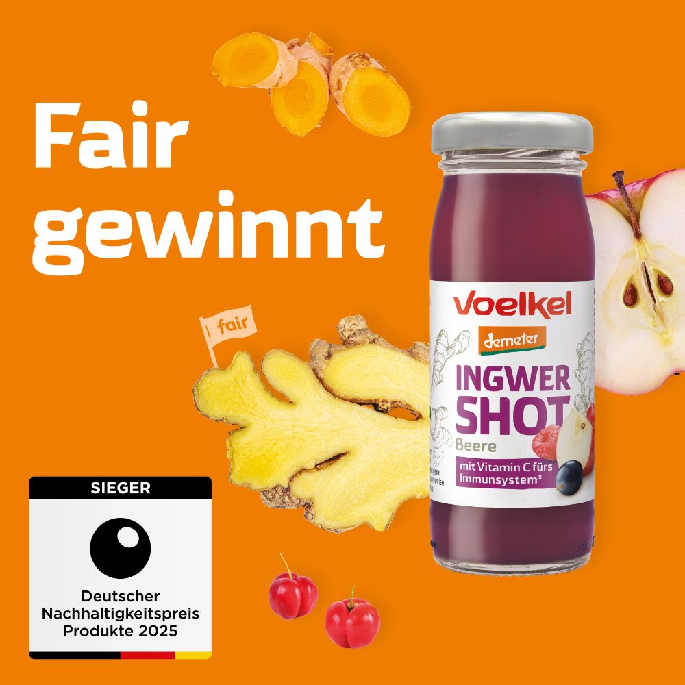 Glasflasche Voelkel Ingwer Shot Beere. Aufschrift: Ingwer Shot Beere. Mit Ingwer und Früchten. Fair gewinnt-Logo. Deutscher Nachhaltigkeitspreis.