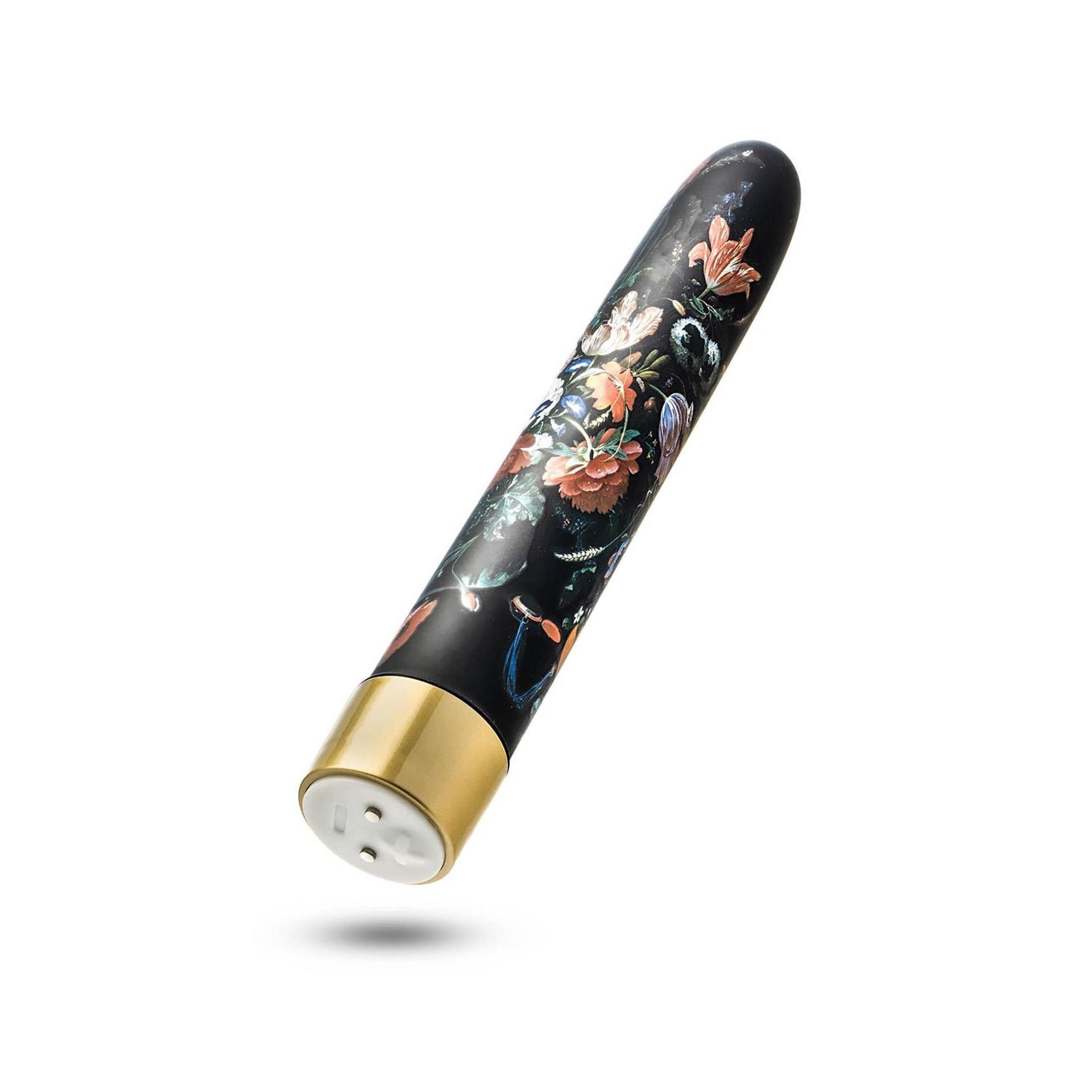 Schwarzer Vibrator mit floralem Muster und goldfarbenem Ende. Auf weißem Hintergrund.