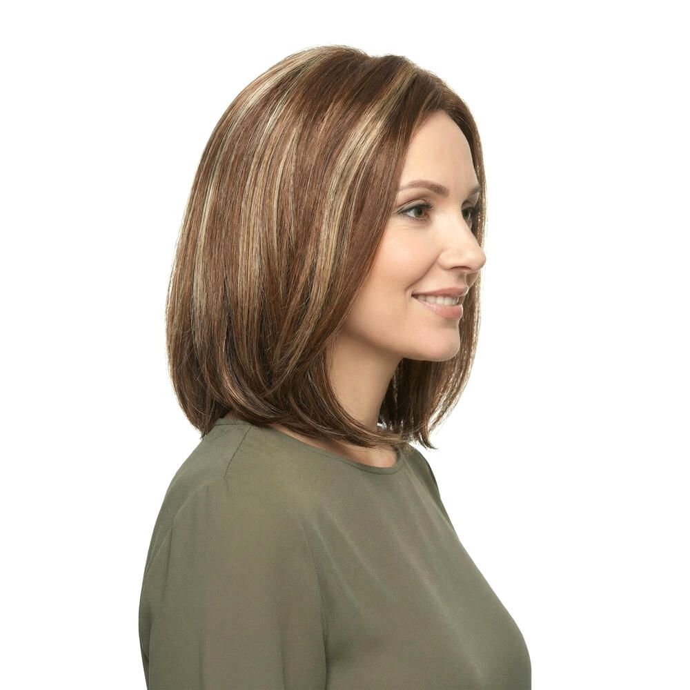 Frau mit brauner Perücke mit helleren Strähnen. Mittellange, glatte Frisur. Dreiviertelansicht.