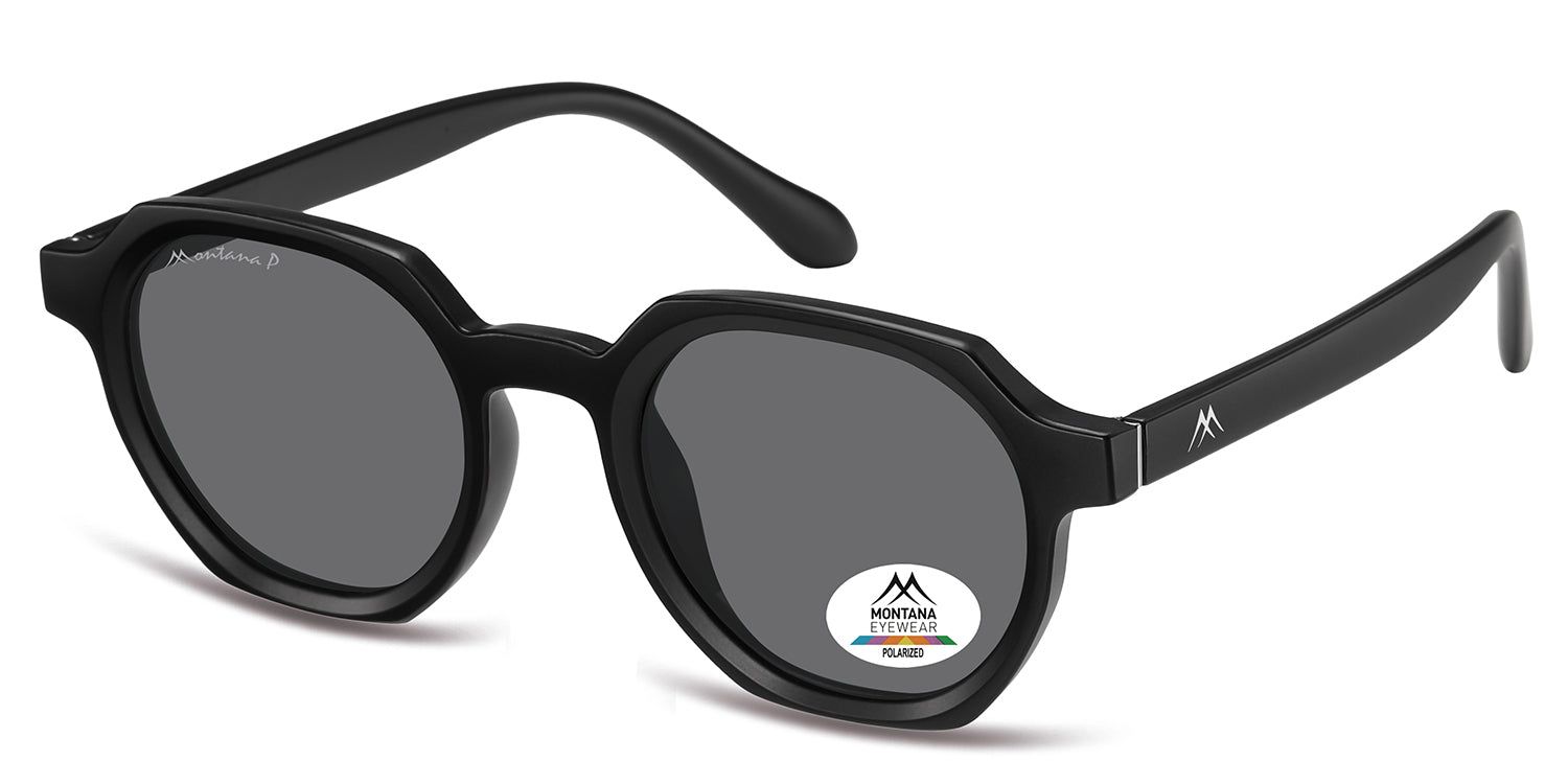 Schwarze Sonnenbrille, seitliche Ansicht. Runde Gläser, "Montana P" auf dem linken Bügel. Aufkleber mit Logo auf dem rechten Glas.