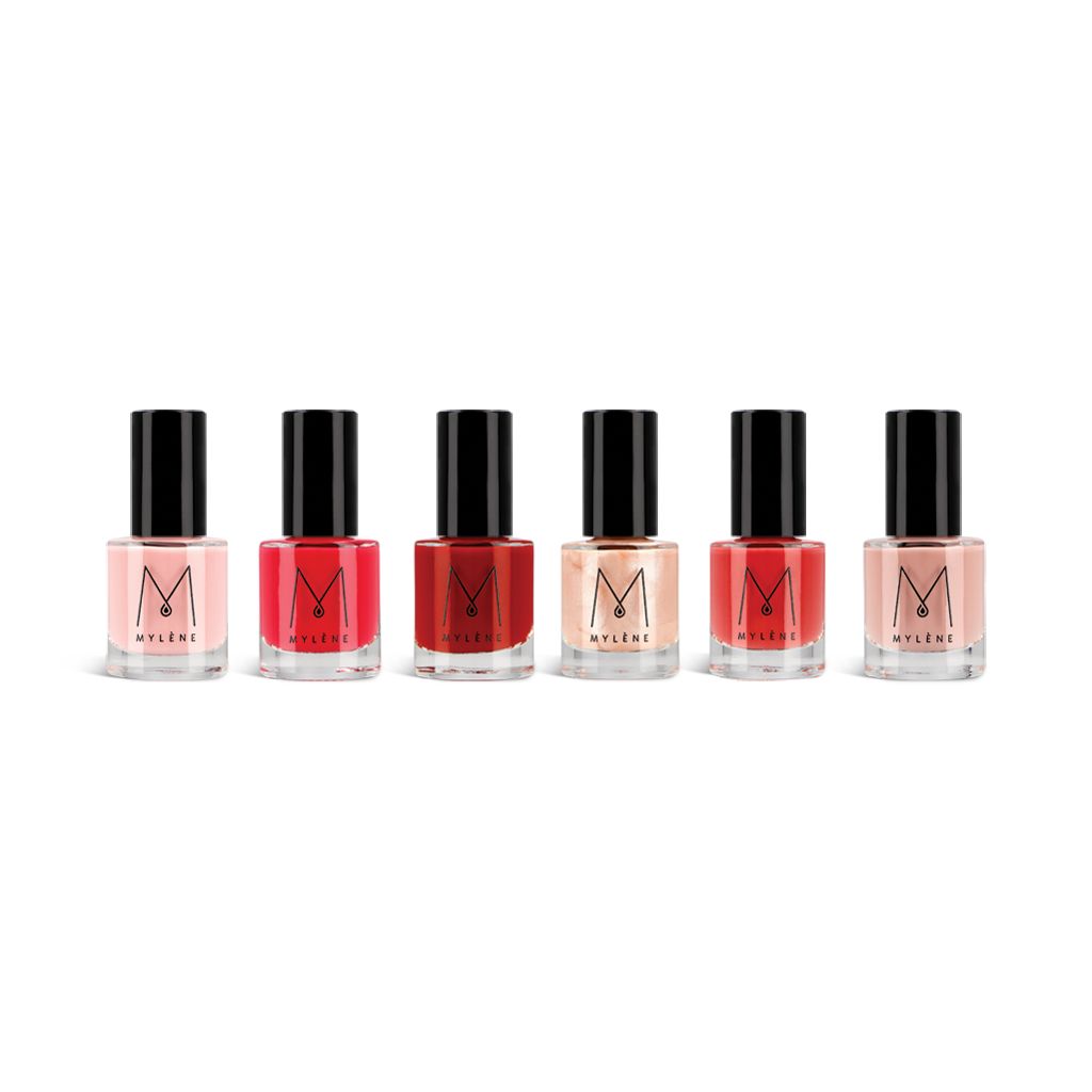 Sechs Nagellackflaschen in einer Reihe. Schwarzer Deckel, transparente Flasche. Aufschrift 'M' und 'Mylène'. Verschiedene Rottöne und Rosa.