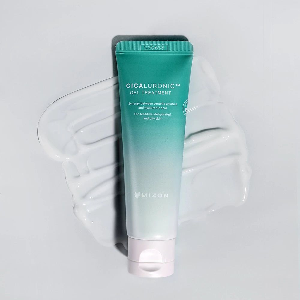 Grüne und weiße Tube mit Produkttext. Aufschrift: Cicaluronic Gel Treatment. Marke: Mizon. Produkt auf weißem Untergrund mit Produktresten.