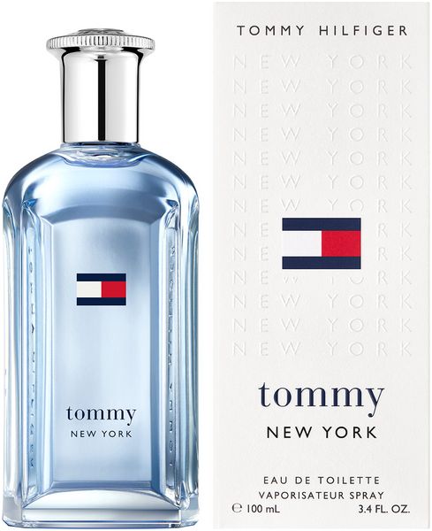 Parfumflakon und Verpackung nebeneinander. Logo mit rot-weiß-blauem Streifen. Schriftzug 'tommy NEW YORK'. Text 'EAU DE TOILETTE'.