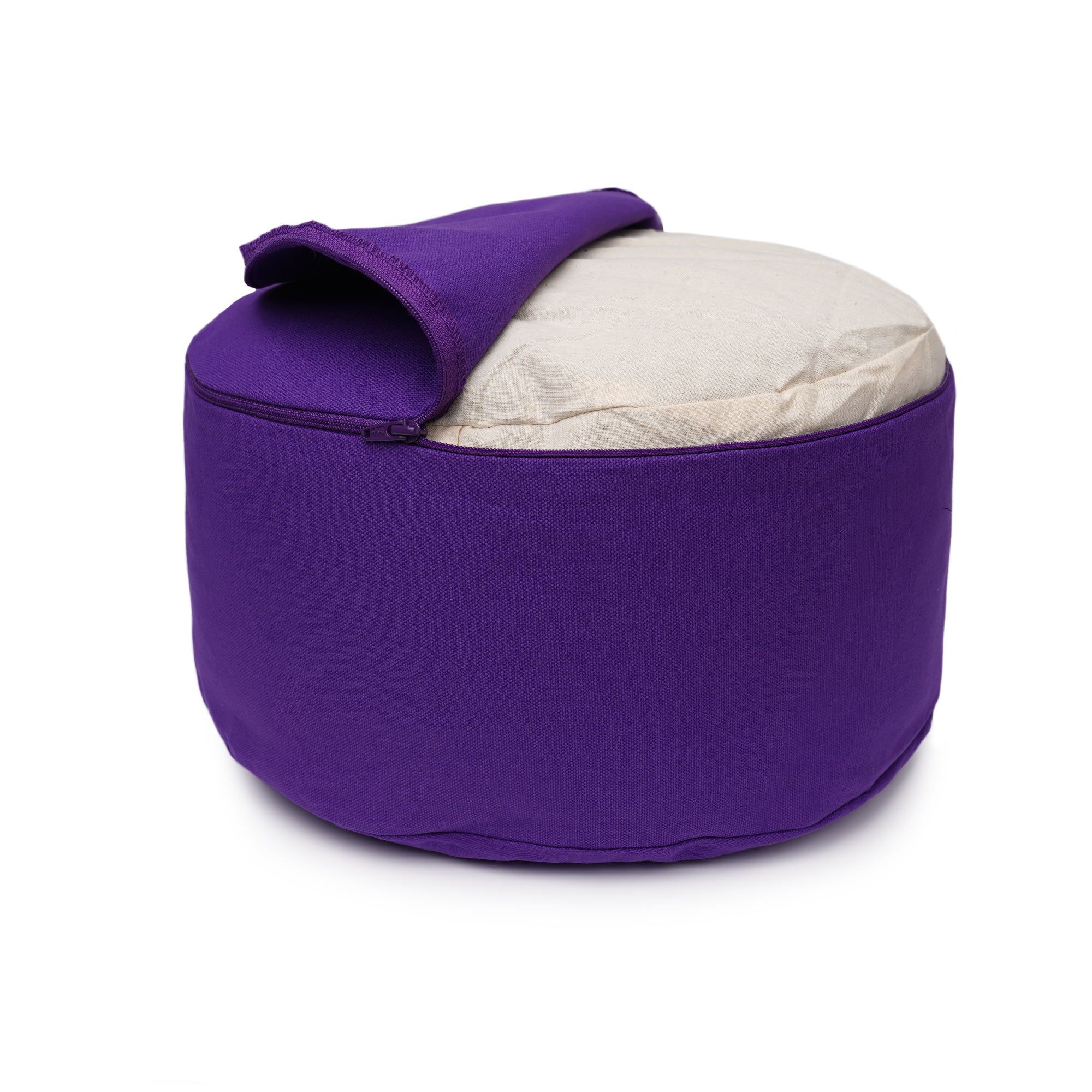 Lila Meditationskissen mit geöffneter Hülle, die einen cremefarbenen Innensack zeigt.