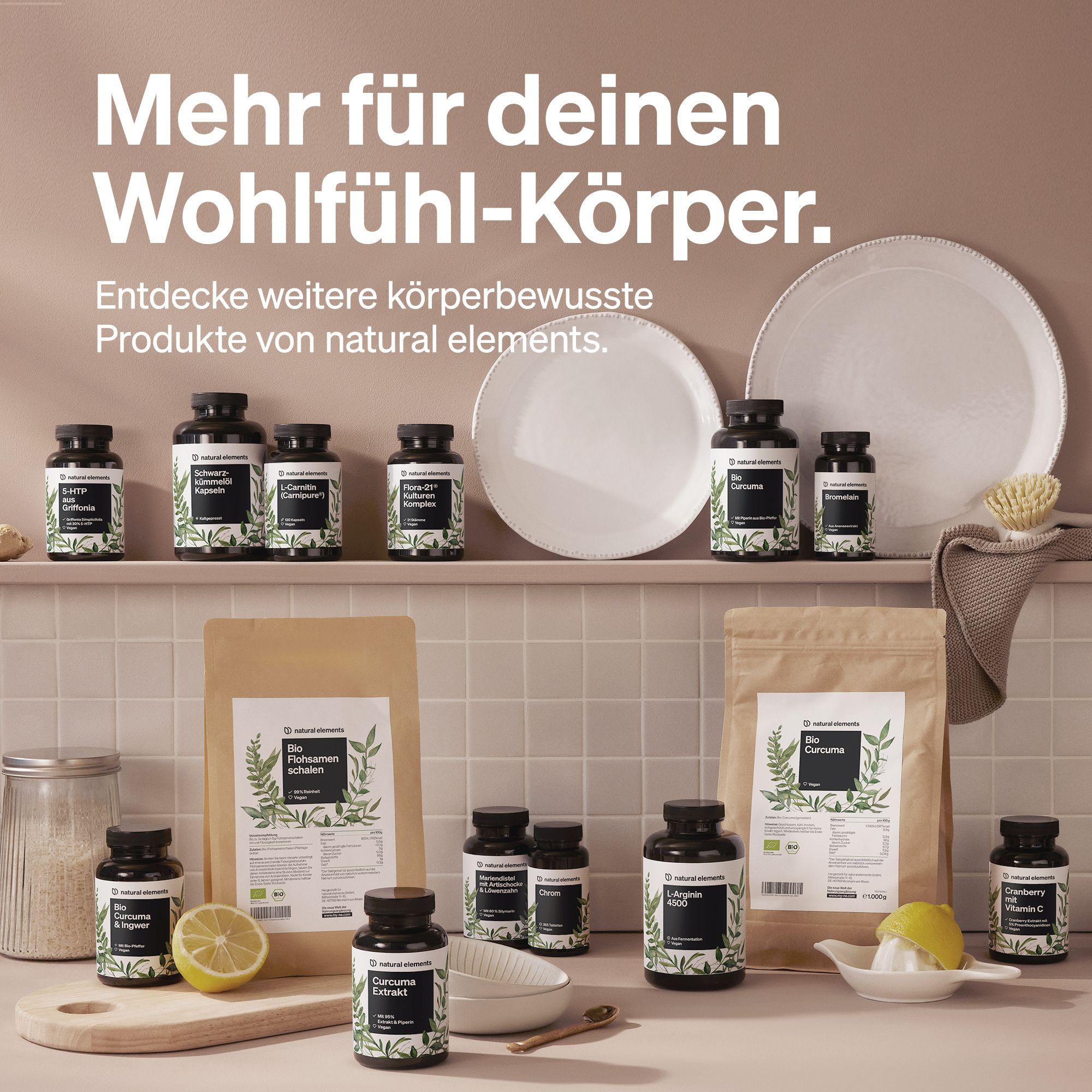 Regal mit verschiedenen "natural elements" Produkten. Flaschen, Beutel, Zitrone, Teller.