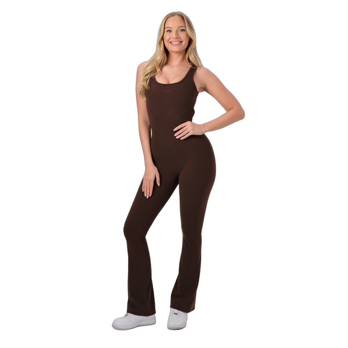 Dunkelbrauner, ärmelloser Damen-Jumpsuit mit schmaler Passform und ausgestelltem Bein.