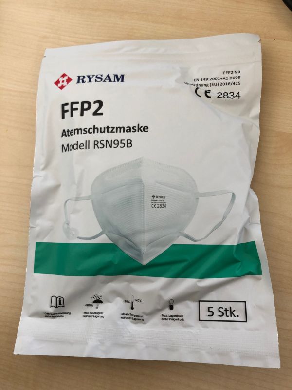 Verpackung mit FFP2-Atemschutzmaske. Aufdruck: Rysam, FFP2, Modell RSN95B, 5 Stück, CE-Kennzeichnung.