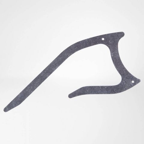 Zwei graue, gebogene Schienen für eine Handgelenkorthese. Mit Löchern.