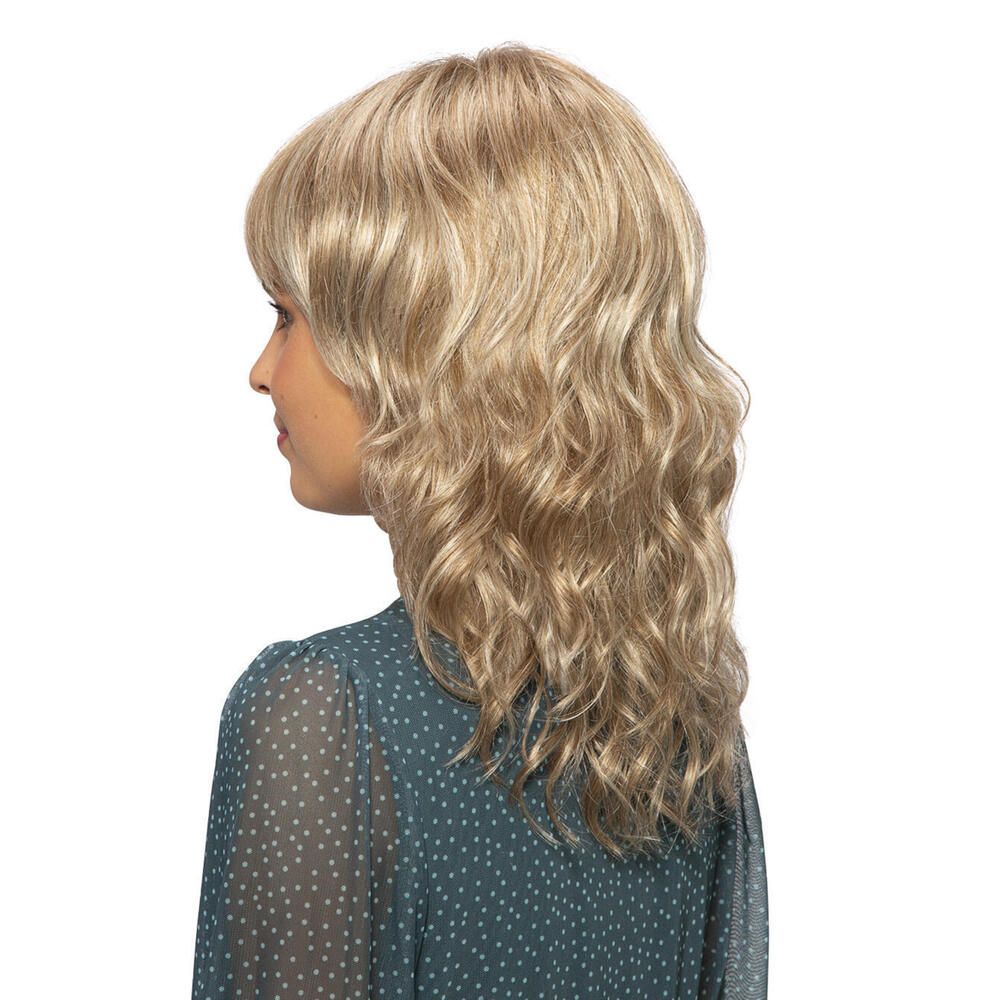 Perücke mit Pony und gewelltem Haar. Blond mit helleren Strähnen. Rückansicht.