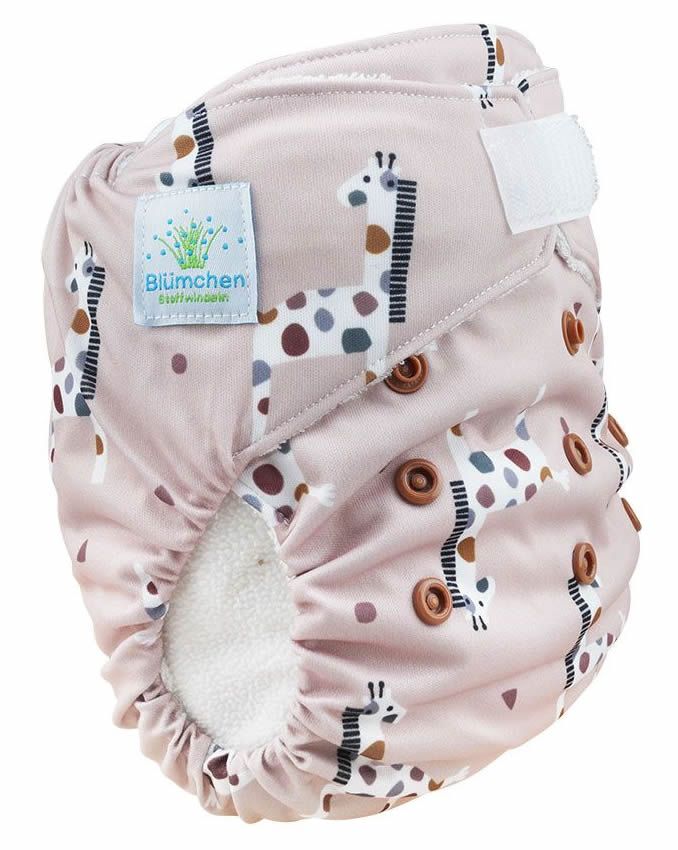 Stoffwindel mit Giraffenmuster. Klettverschluss und Druckknöpfe. Blümchen-Logo. Rosa Stoff mit Giraffen.