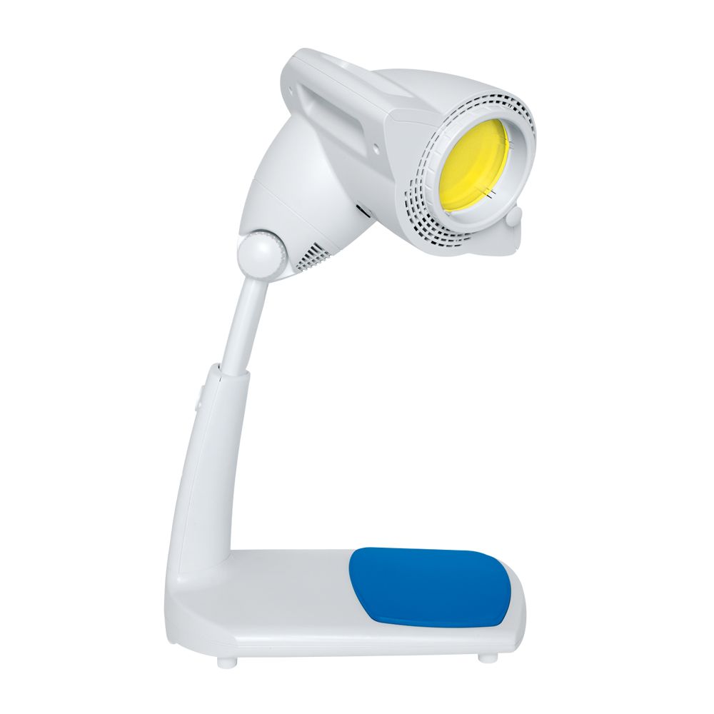 Medizinisches Gerät, weiß mit blauem Akzent. Der Leuchtkopf ist auf einem Ständer montiert. Gelbes Licht sichtbar.