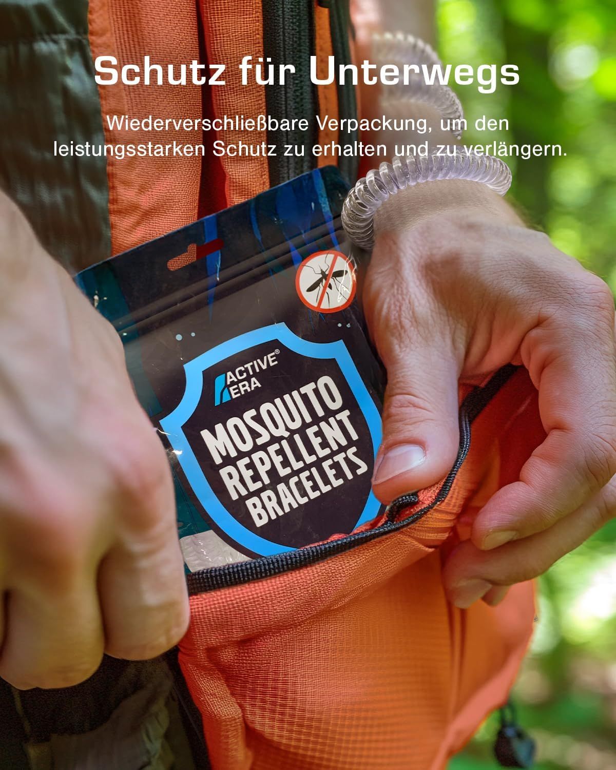 Person hält eine wiederverschließbare Verpackung mit Armbändern. Text: Active Era, Mosquito Repellent Bracelets.