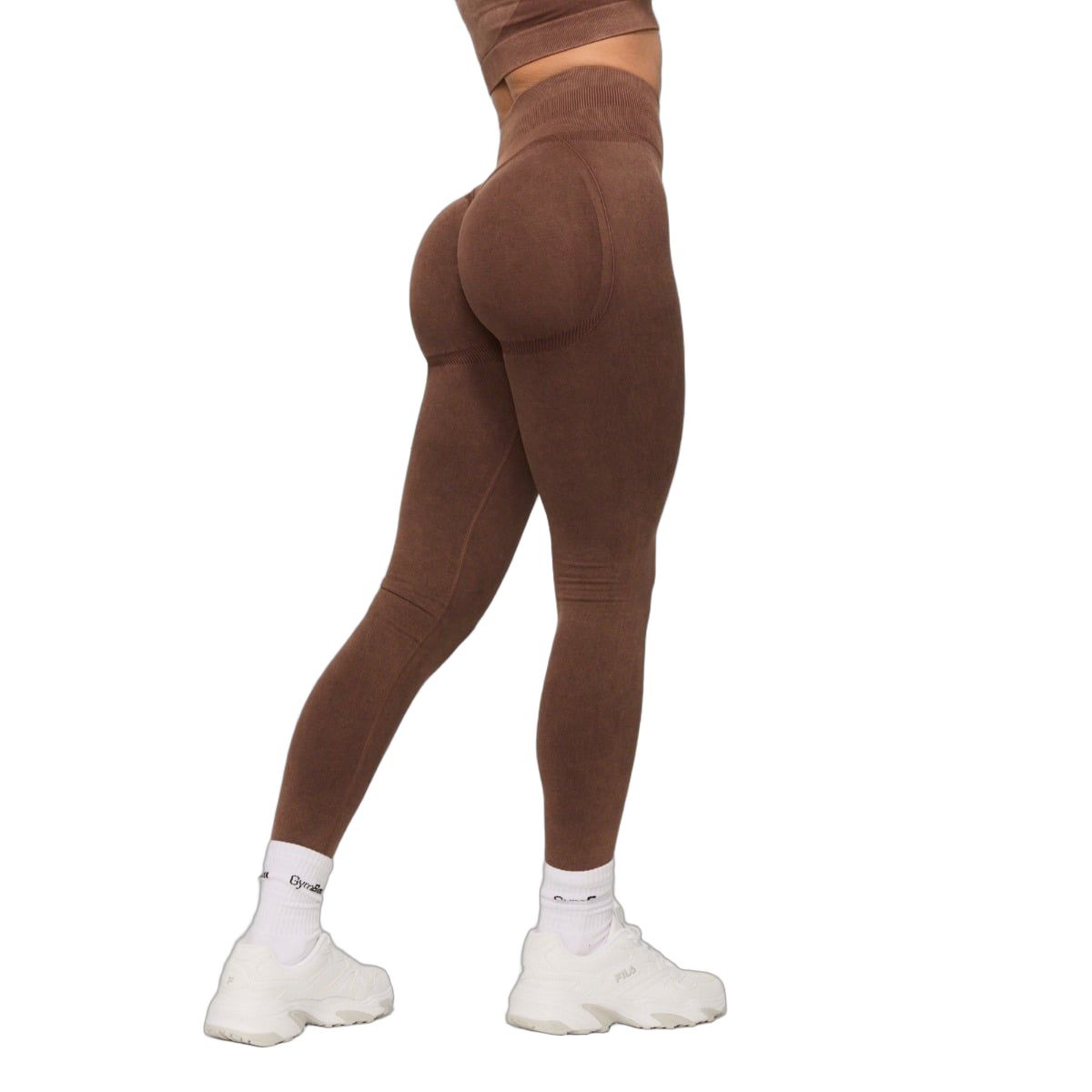 Detailansicht der Gesäßpartie von nahtlosen, braunen High-Waist-Leggings.