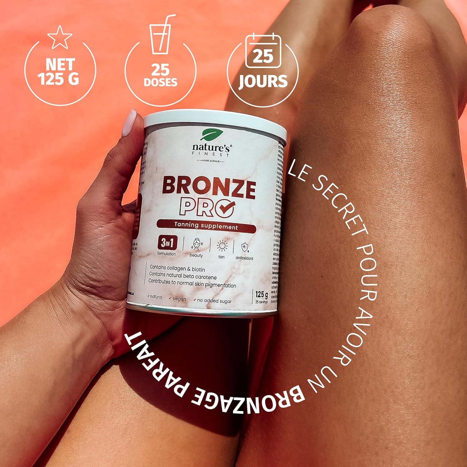 Boîte "Bronze PRO" à côté d'une jambe bronzée. Boîte avec étiquette, contient collagène, biotine, bêta-carotène. Fond orange.