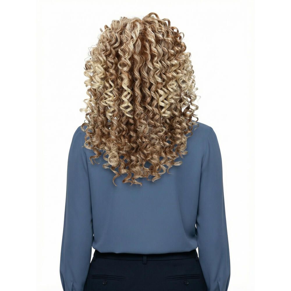 Rückansicht einer Frau mit lockiger Perücke. Blonde und braune Locken. Sie trägt ein blaues Oberteil.