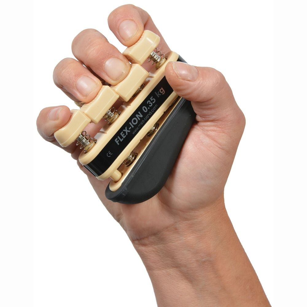 Fingertrainer in Hand gehalten. Beige Fingerauflagen, schwarzer Griff, silberne Federn. Aufschrift FLEX-ION 0.35 kg.