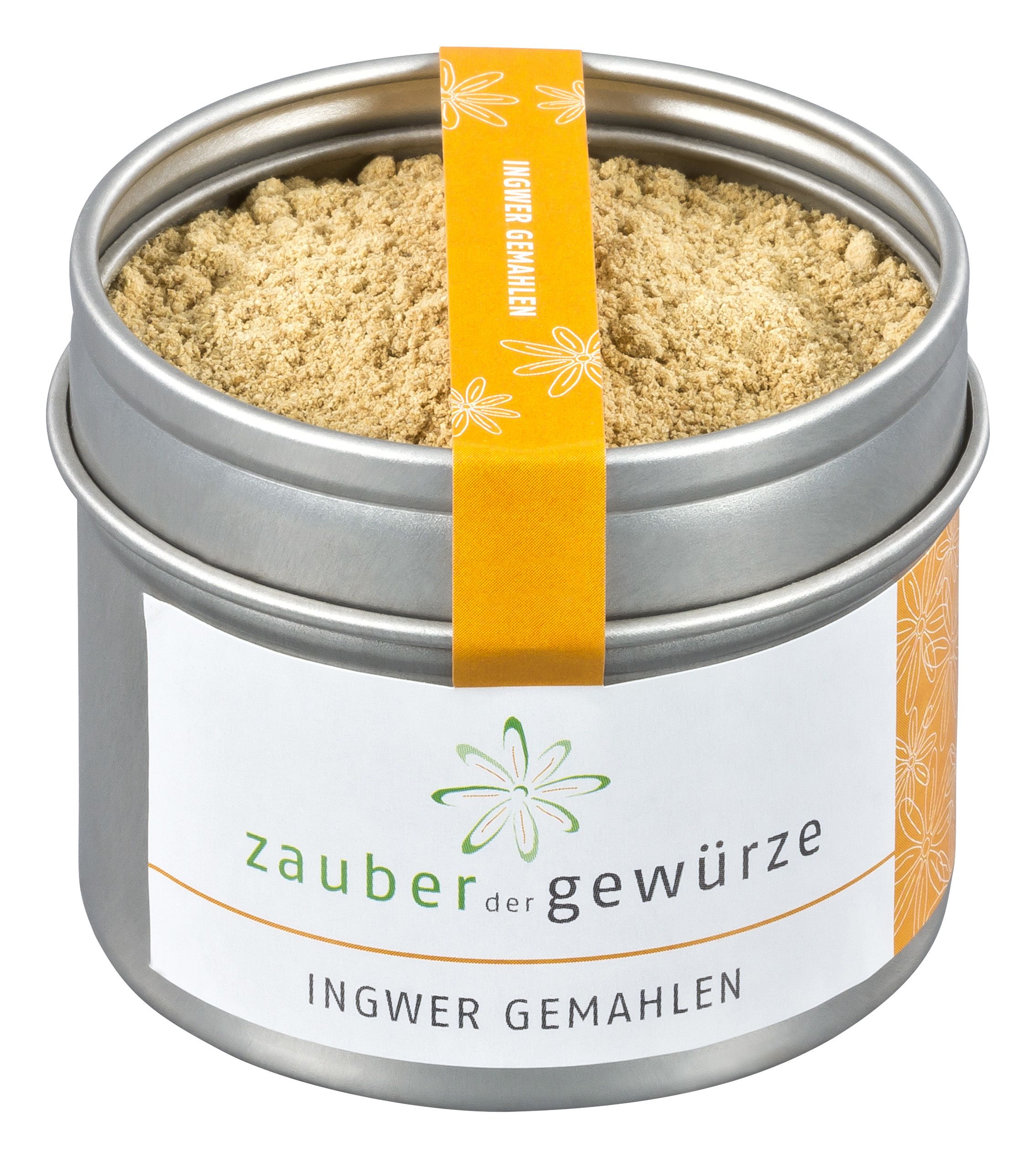 Metallbehälter mit Ingwer gemahlen. Etikett mit "Zauber der Gewürze" und "Ingwer gemahlen". Gelbes Band mit Text.