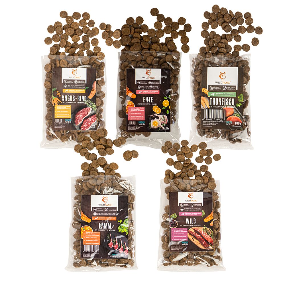 Fünf Beutel Hundefutter. Sorten: Angus-Rind, Ente, Thunfisch, Lamm, Wild. Futterstücke liegen verstreut.