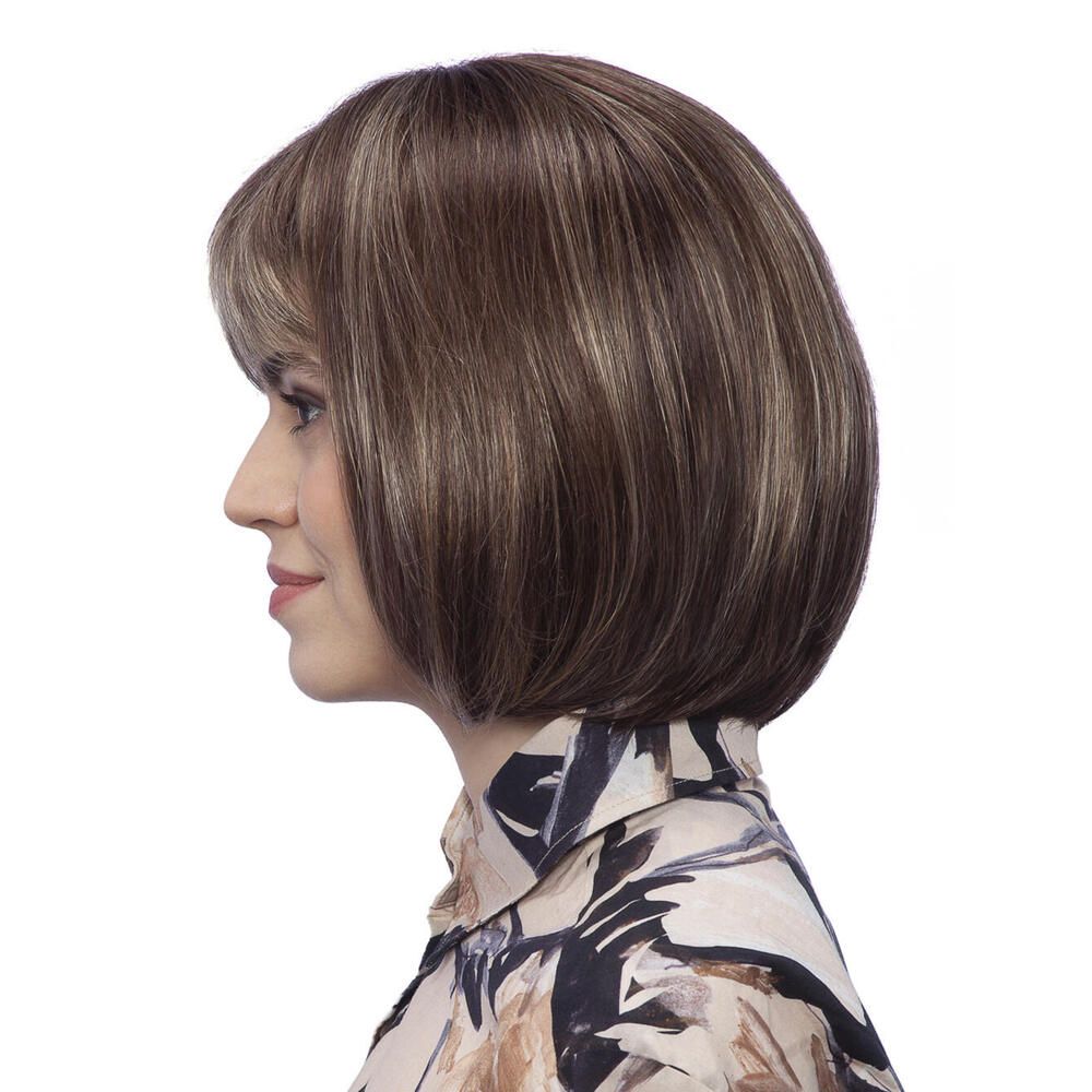 Perücke mit braunen Haaren und Pony. Die Haare sind glatt und haben blonde Strähnen. Profilansicht.