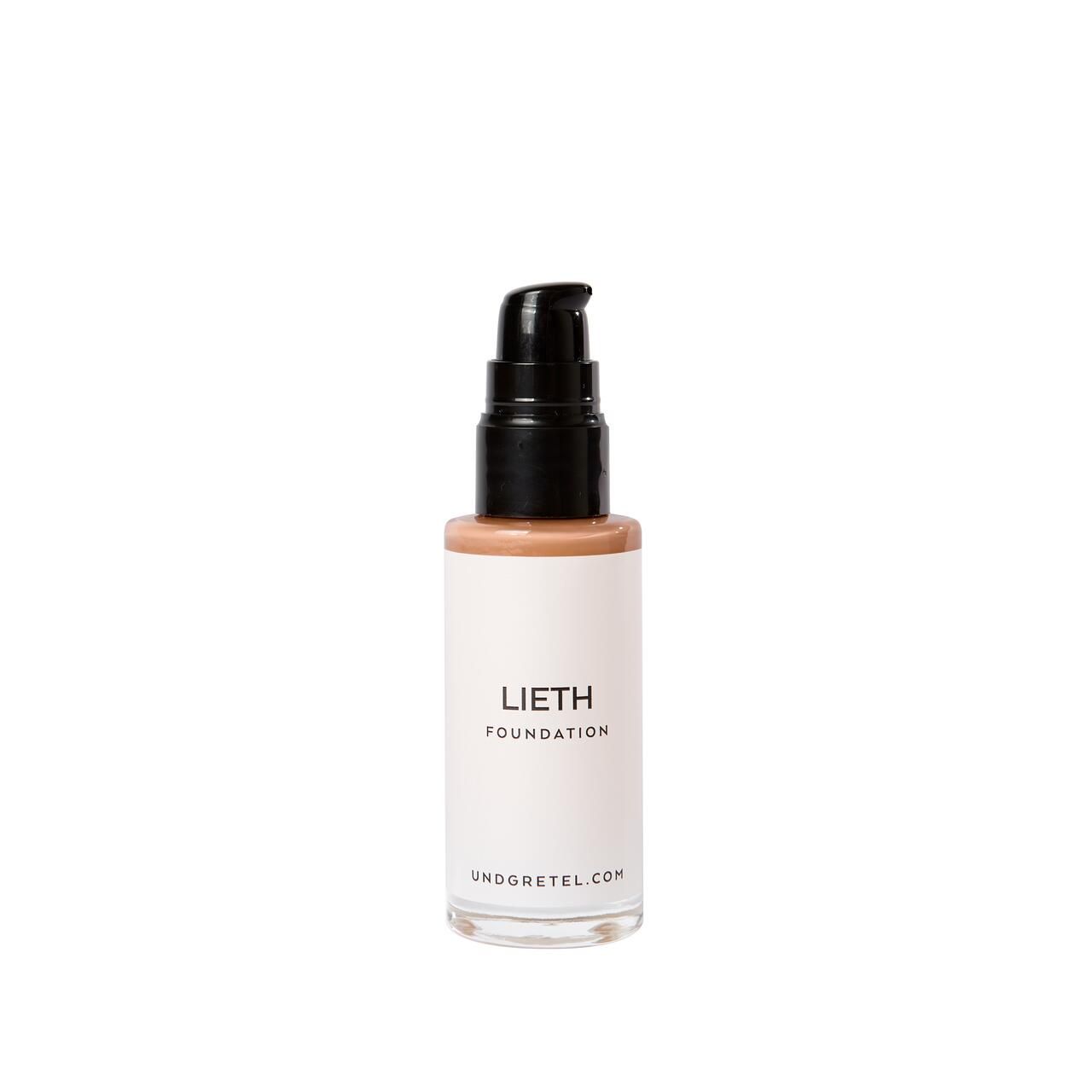 Lieth Foundation-Flasche mit schwarzem Pumpverschluss. Weißes Etikett mit Produktnamen und Markennamen. Aufschrift: UNDGRETEL.COM.