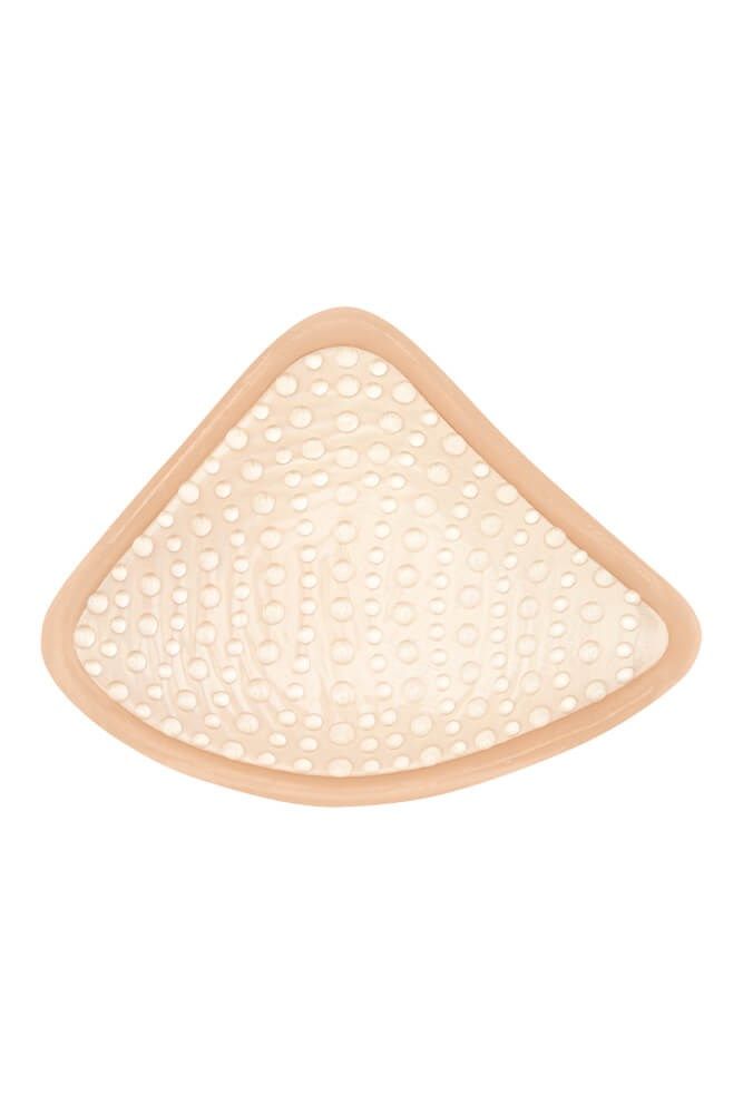 Brustprothese in mittlerer Brustform. Beige, dreieckige Form mit abgerundeten Ecken. Oberfläche mit kleinen, runden Vertiefungen.