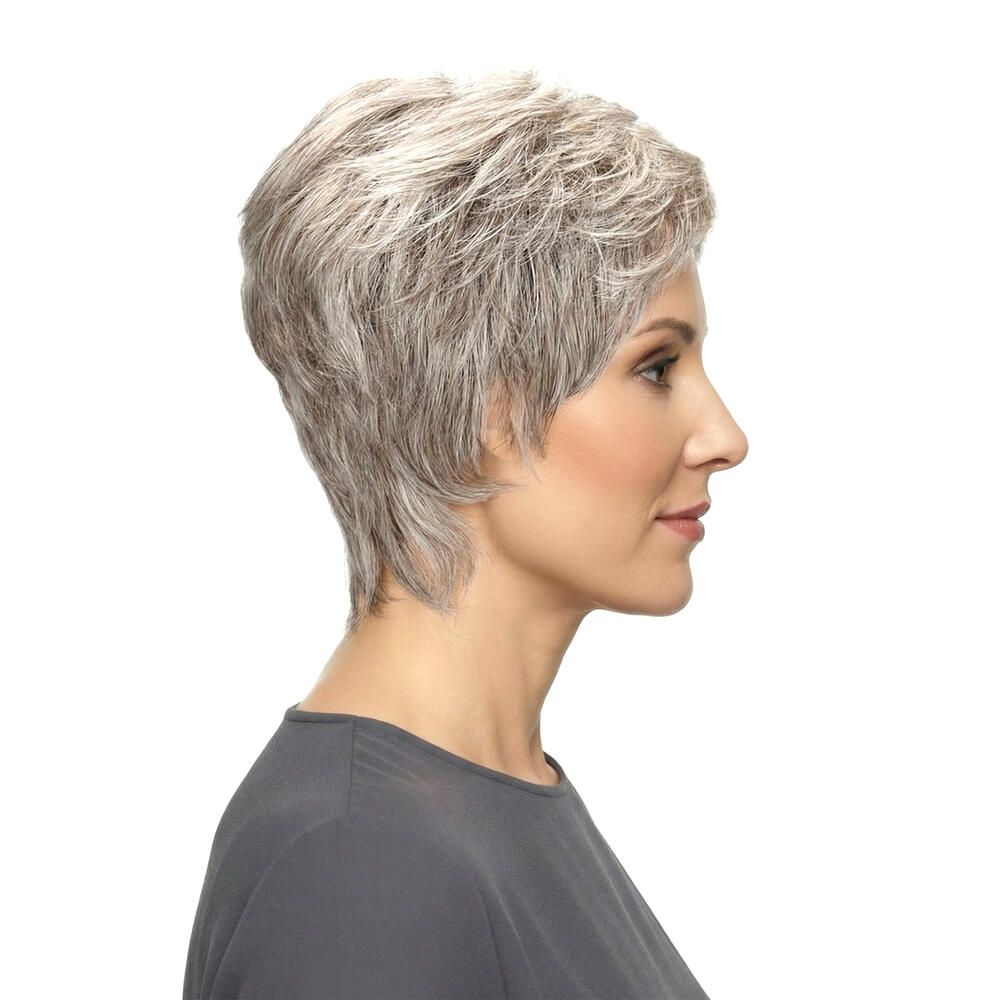 Kurzhaarperücke in Grau-Weiß. Seitliche Ansicht einer Frau mit der Perücke. Kurzer, gestufter Schnitt.