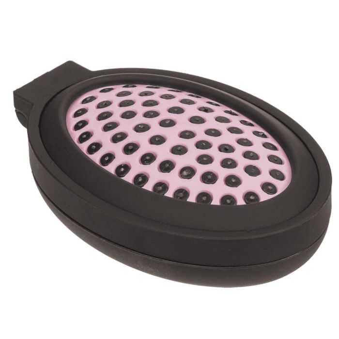 Geschlossener, ovaler Taschenspiegel mit Haarbürste. Schwarzer Rahmen, rosa Bürstenoberfläche mit schwarzen Noppen.