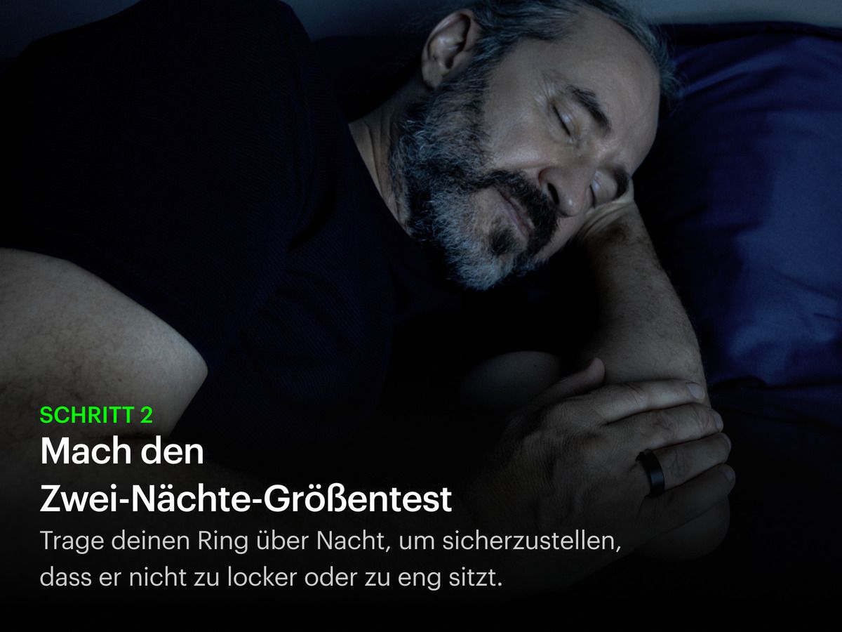 Mann schläft mit Ring am Finger. Text: Mach den Zwei-Nächte-Größentest. Schritt 2.