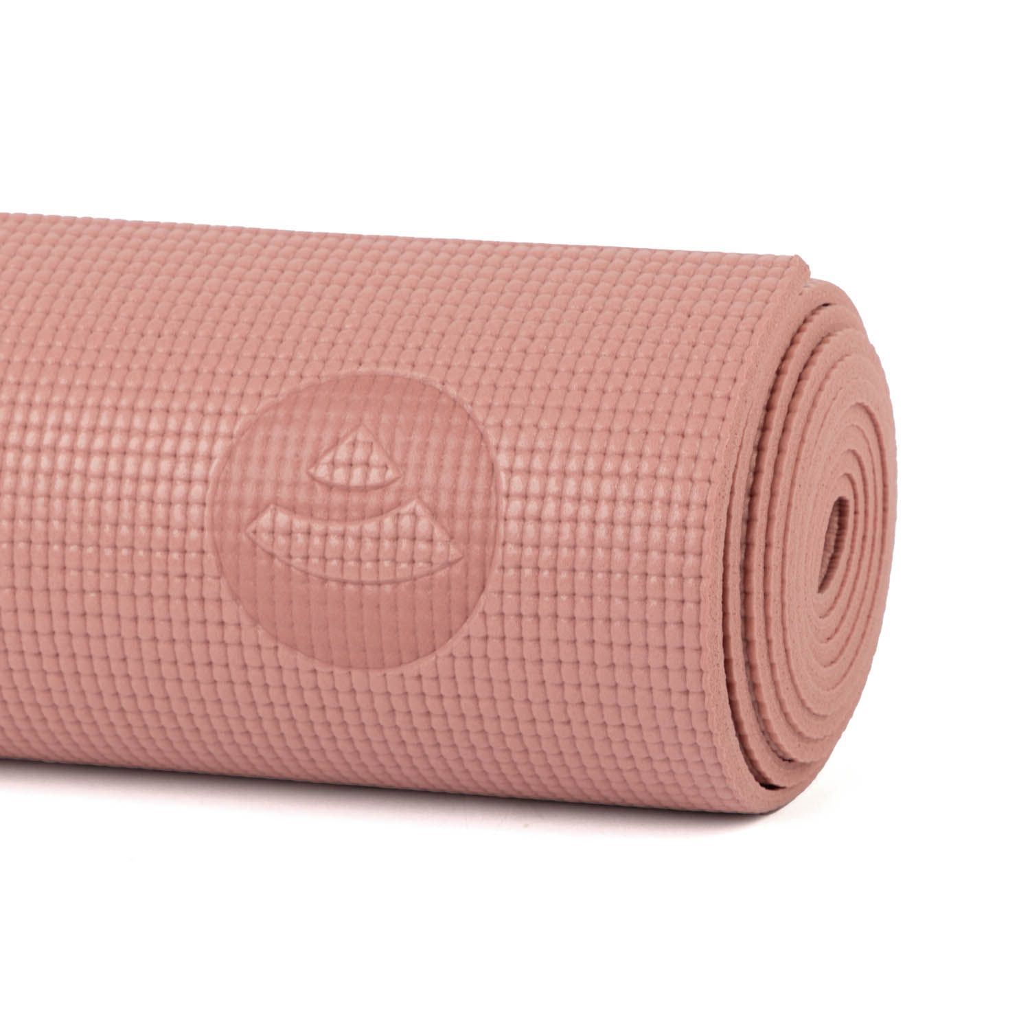Gerollte, rosafarbene Yogamatte mit Logo. Detailansicht des gerollten Endes.
