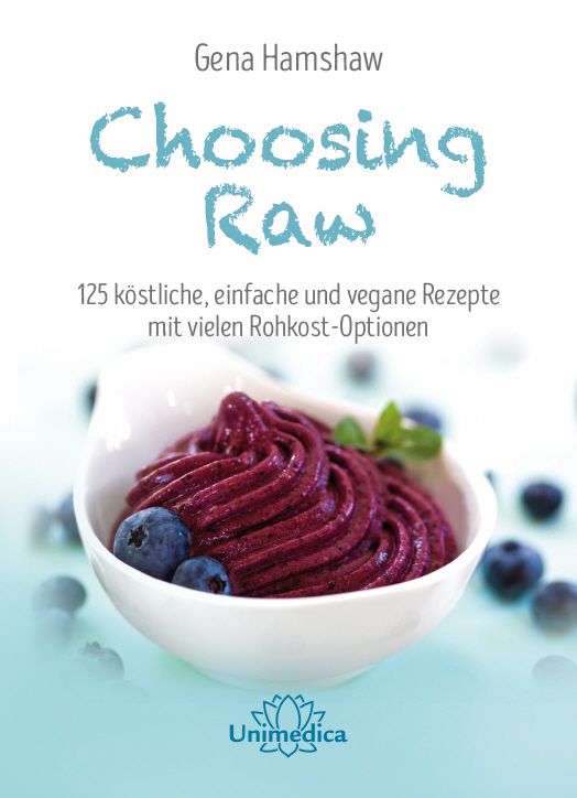 Buchcover mit Titel "Choosing Raw". Abgebildet ist ein weißer Napf mit lila Creme und Blaubeeren. Autor: Gena Hamshaw.