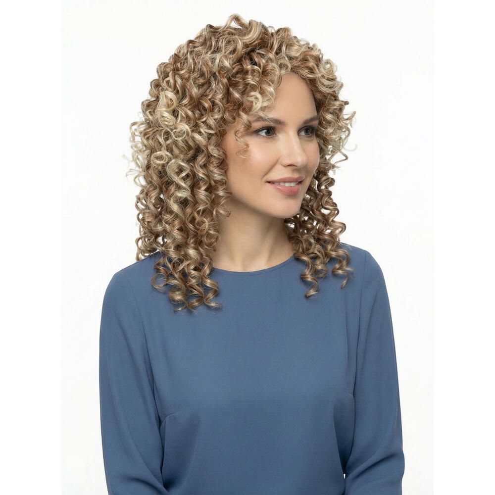 Frau mit lockiger Perücke. Blonde und braune Locken. Sie trägt ein blaues Oberteil. Nahaufnahme.