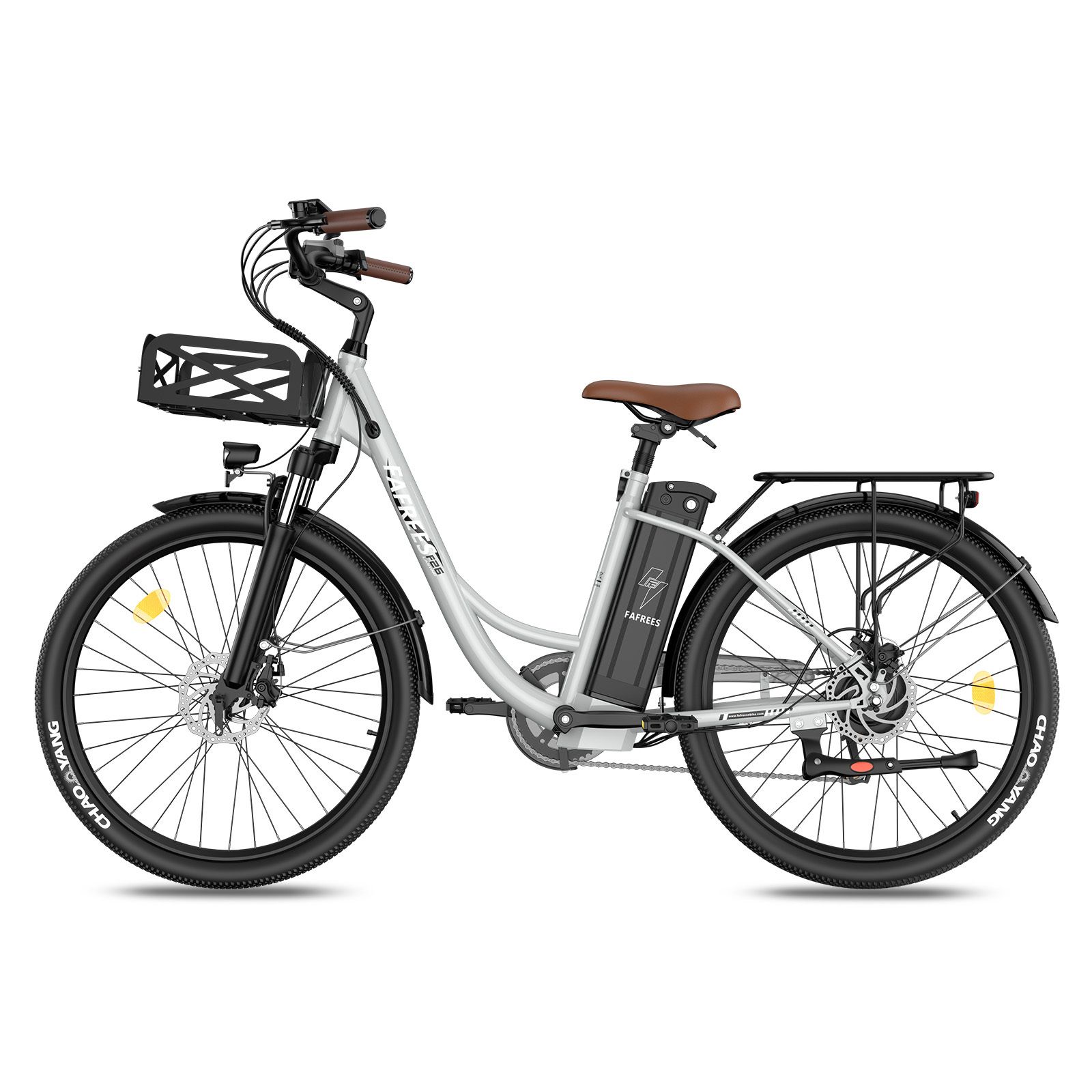 Elektrisches Fahrrad, silberner Rahmen, brauner Sattel und Lenkergriffe, schwarze Reifen, Korb vorne, Gepäckträger hinten.