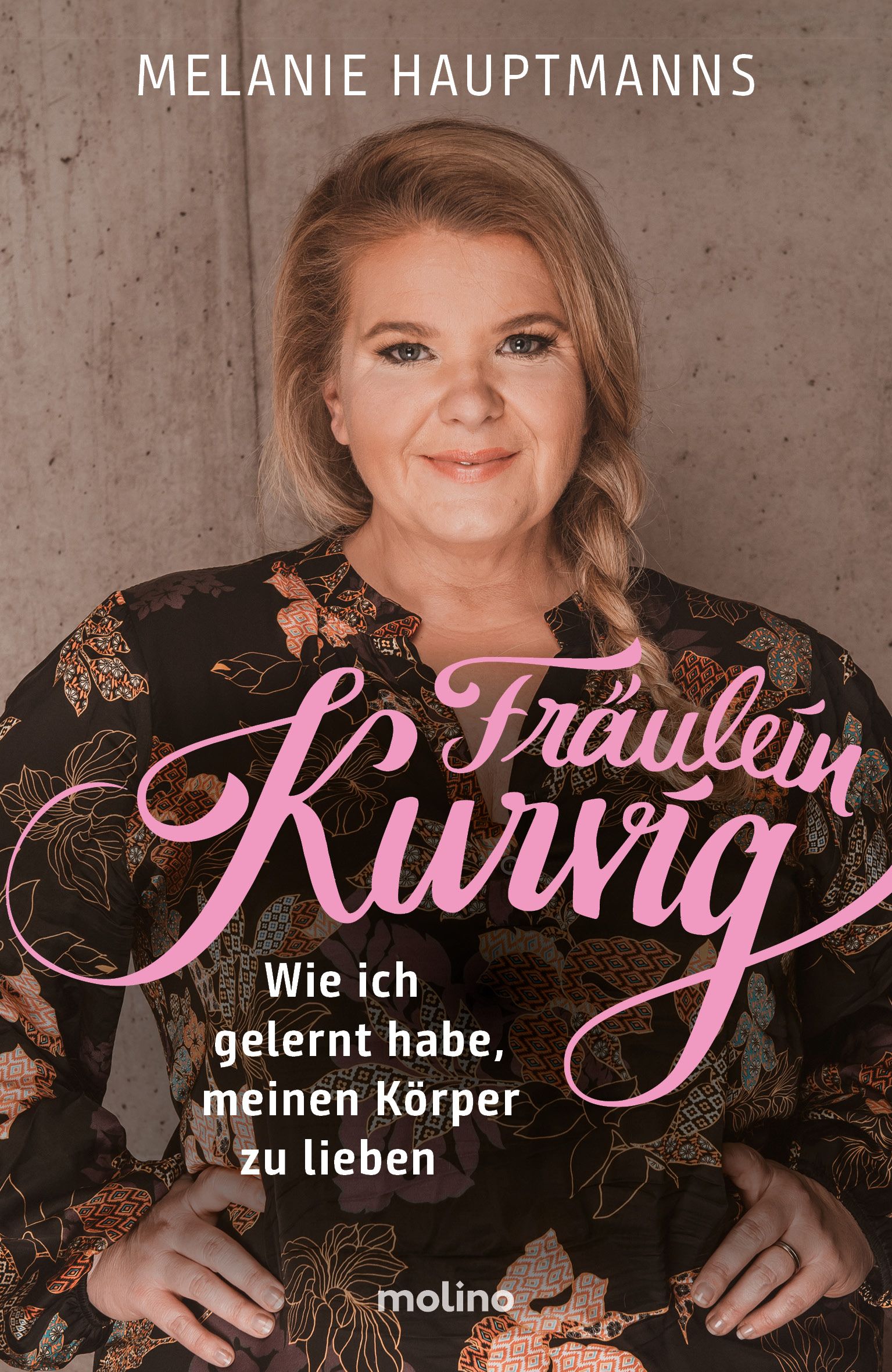 Buchcover mit Frau. Titel: Fräulein Kurvig. Autorin: Melanie Hauptmanns. Untertitel: Wie ich gelernt habe, meinen Körper zu lieben. Verlag: molino.