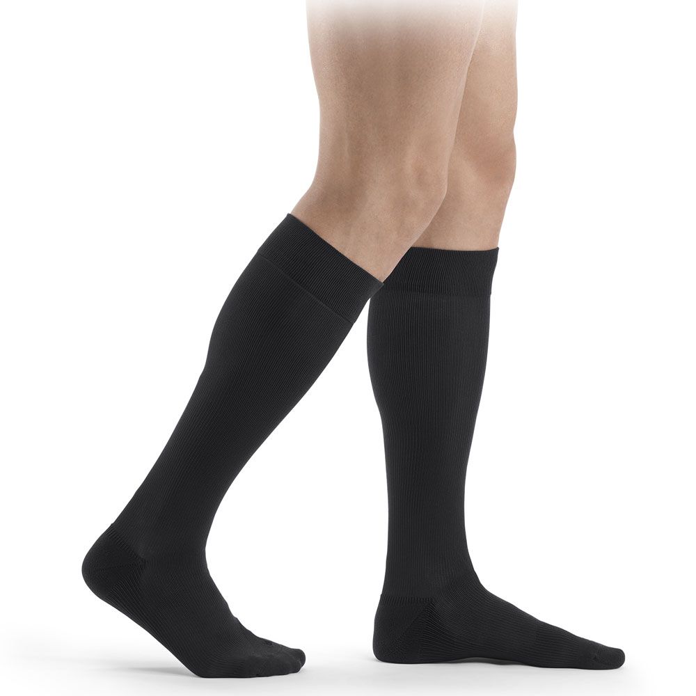 Schwarze Kompressionsstrümpfe bis zum Knie, mit geripptem Schaft.