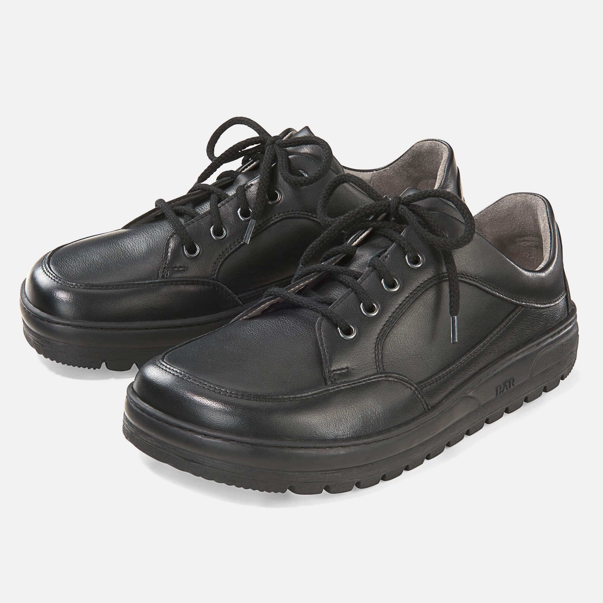 Schwarze Herren-Schnürschuhe. Lederoptik, breite Sohle, Schnürsenkel. BÄR-Logo an der Seite.
