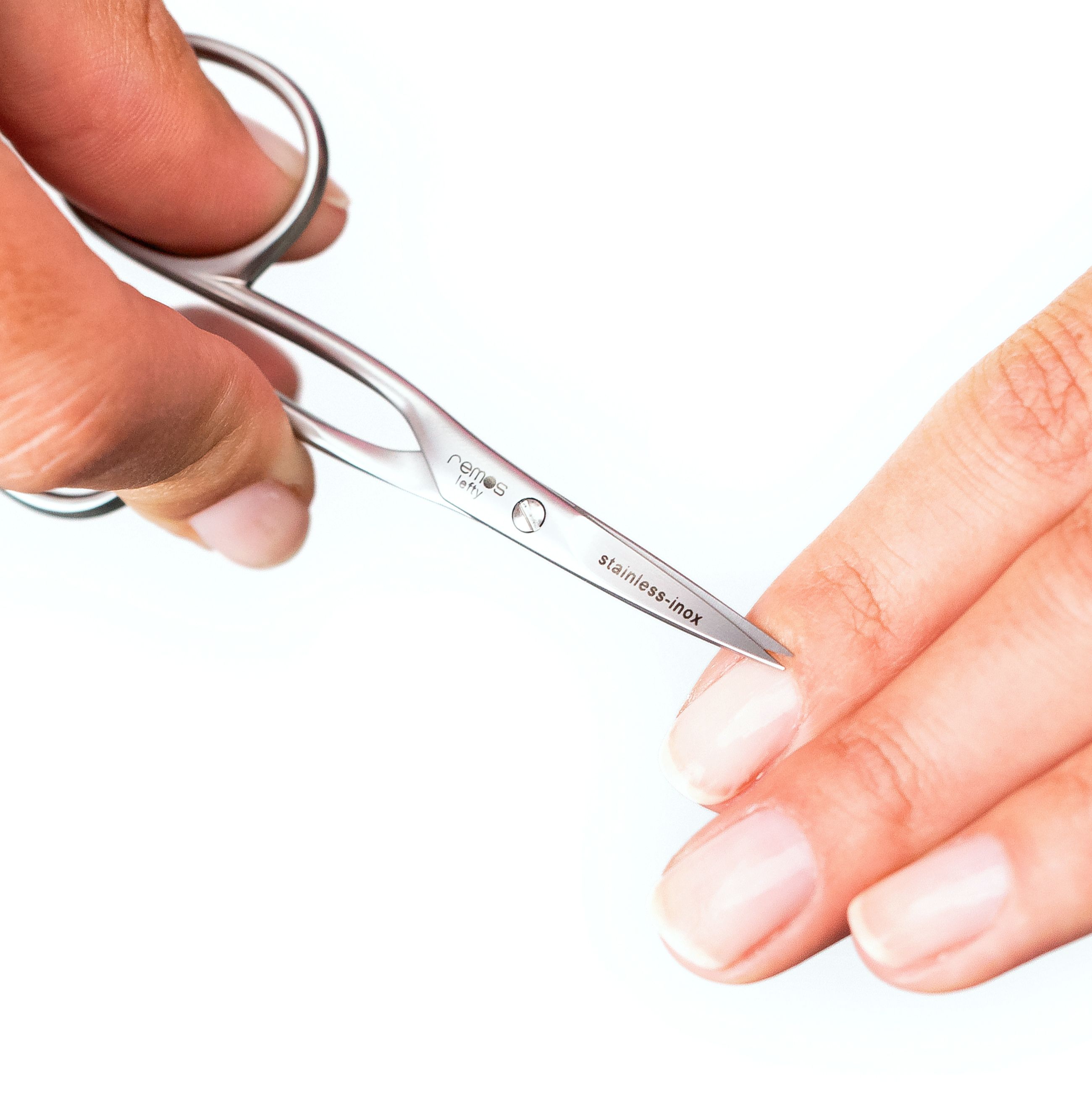 REMOS Linkshänder-Nagelschere im Einsatz an einem Fingernagel.