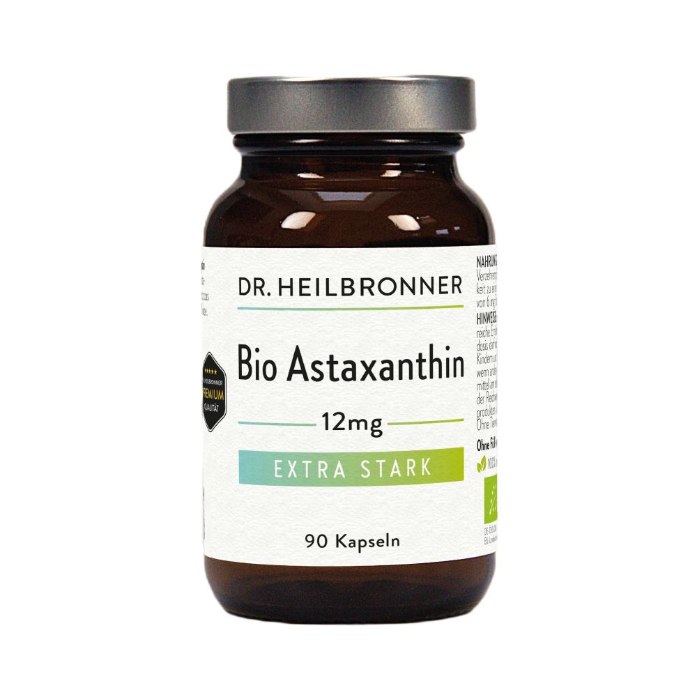 Braune Glasflasche mit Kapseln. Aufschrift: Bio Astaxanthin 12mg Extra Stark. 90 Kapseln. Label mit Bio-Siegel.